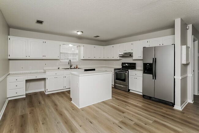 Building Photo - Beautiful 3 Bedroom in Great Location in L...