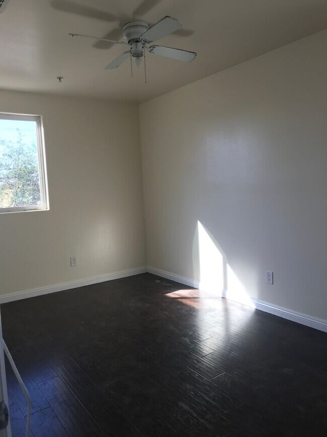 Building Photo - 83(430)