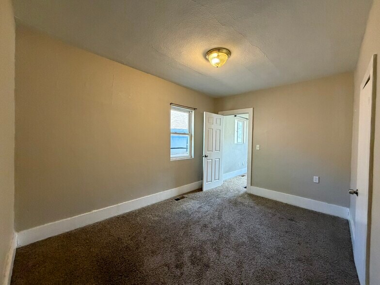 Building Photo - 404 E Kiowa St
