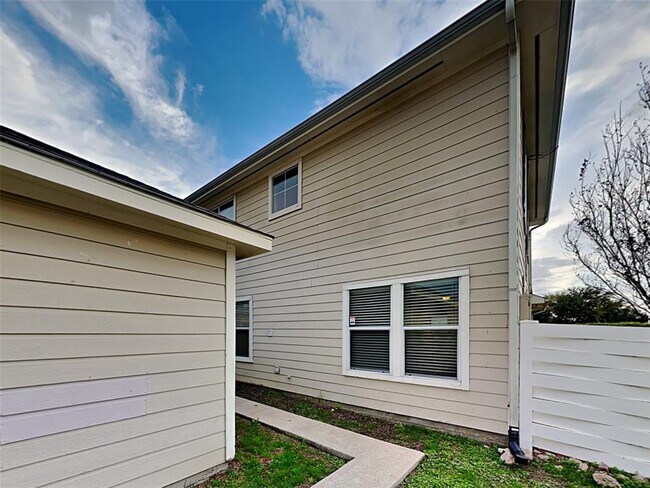 Building Photo - 6114 Elton Knolls St