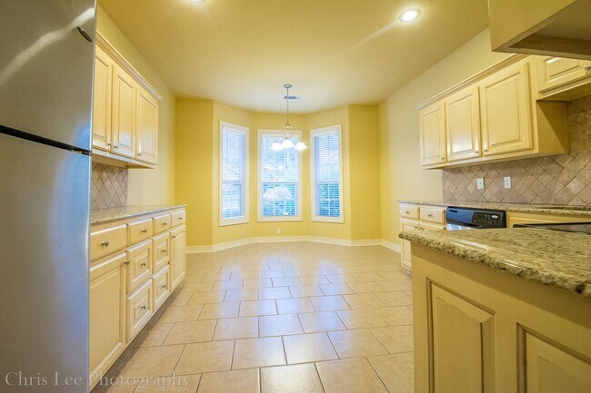 Building Photo - Beautiful & spacious 4 Bedroom condo w/fen...