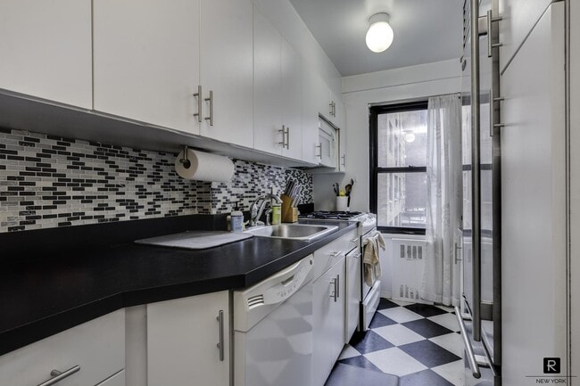 Building Photo - 140 E 56th St