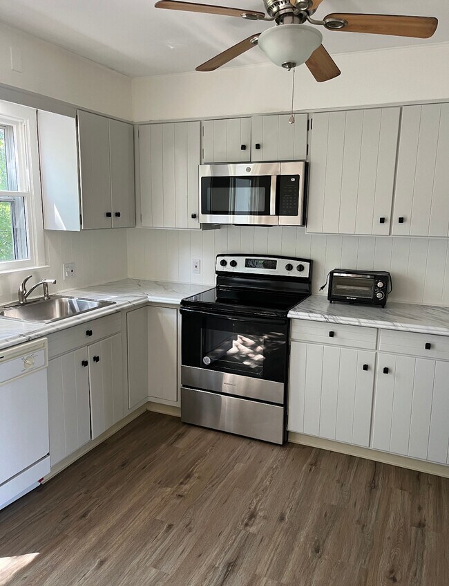 Kitchen - 3 Laur-Lin-Dee Ln