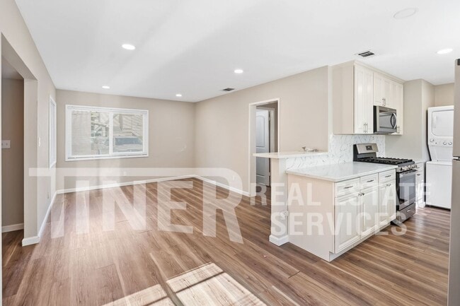 Building Photo - Tahoe Park 2 Bedroom Duplex