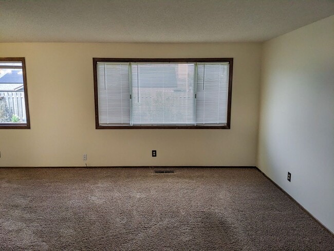 Building Photo - 1613 River Rock Dr NE