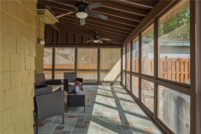 Building Photo - 98 Sunnyside Dr