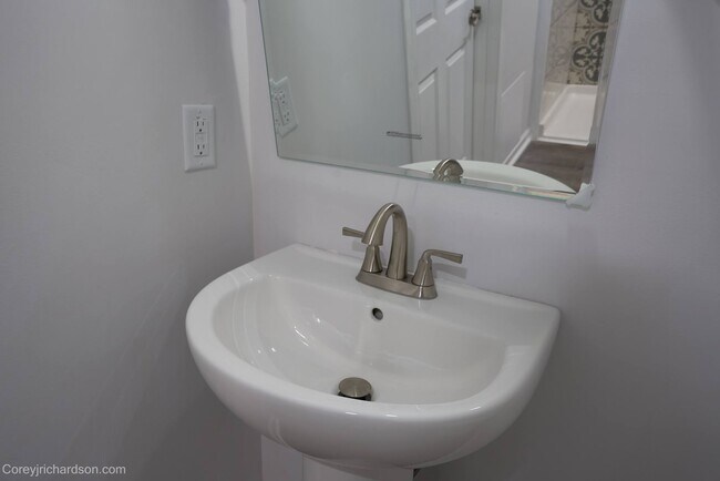 Building Photo - 727 Grandmas House