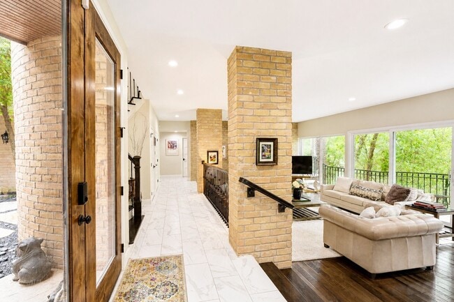 Building Photo - 201 Vanderpool Ln