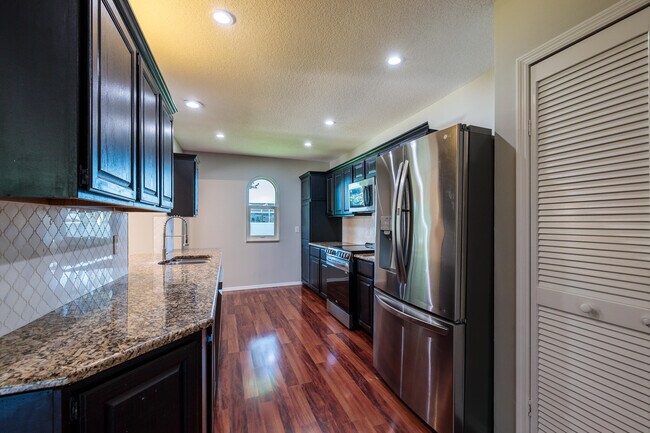 Building Photo - 842 SE Streamlet Ave