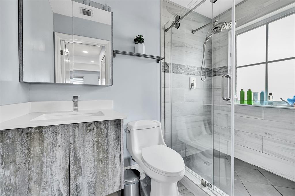 Building Photo - 150 Jacaranda Country Club Dr