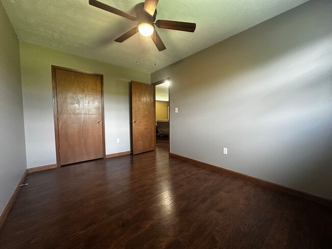 Building Photo - E. Morristown - 2 bed/1 bath duplex with b...