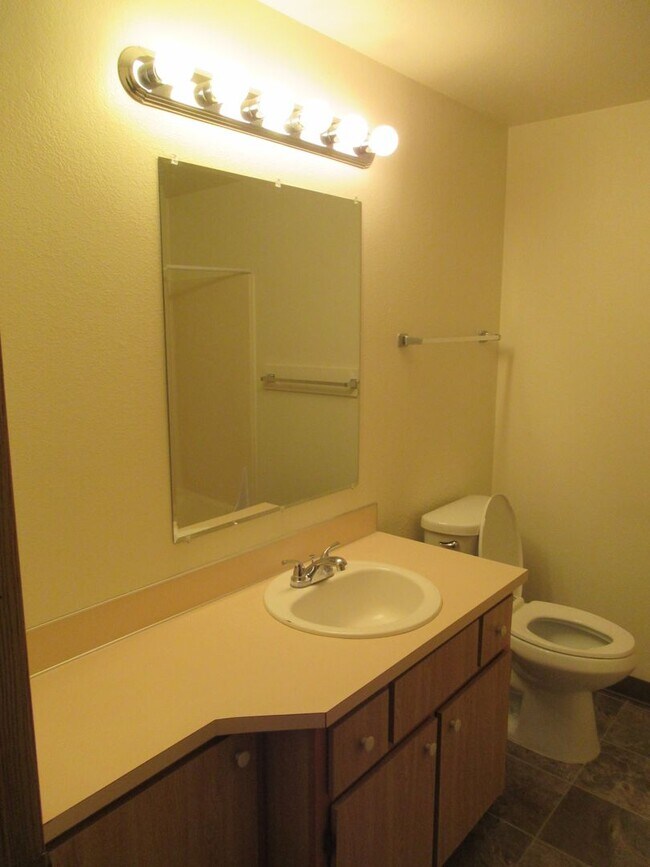 Building Photo - Quiet Two Bedroom Apartment in Keizer