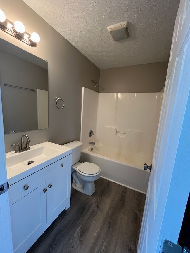 Building Photo - 2 Bedroom 2 Bath Single Family home