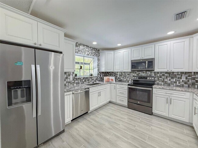 Building Photo - 5708 Garden Lakes Fern