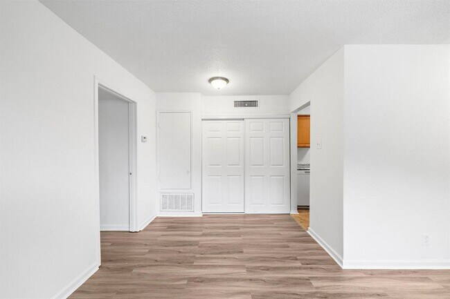 Building Photo - 8100 Seawall Blvd