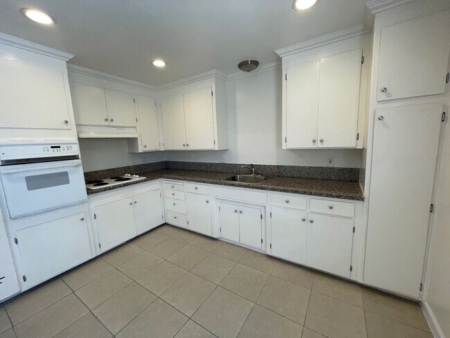 Building Photo - Unit 3