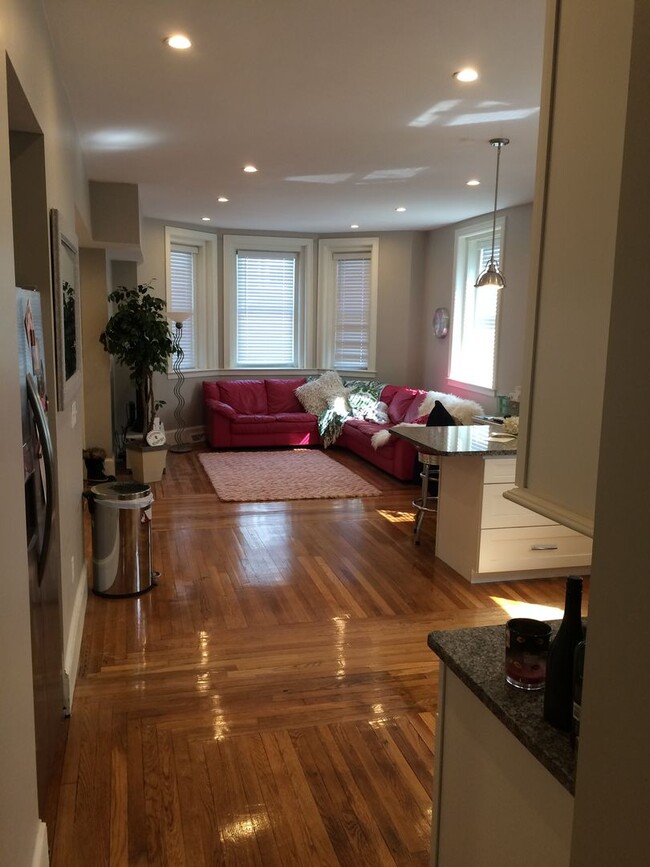 Building Photo - Nicely renovated 1 bed unit with all utili...