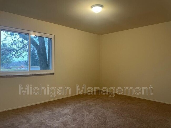 Building Photo - 885 E Summit St