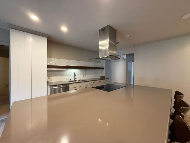 Building Photo - Pensacola - 32526- 4 bedroom, 2 bathroom - pool and lawn care included