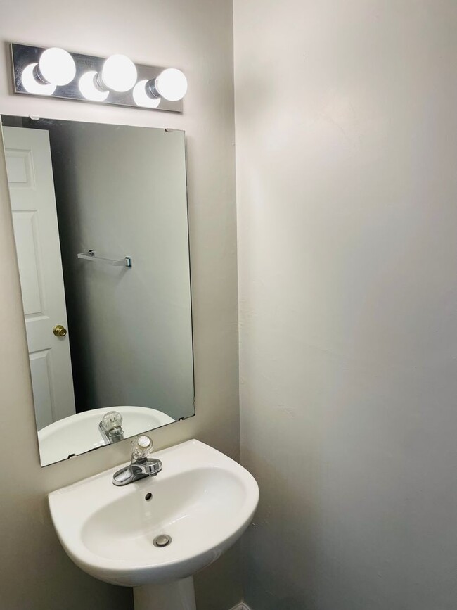 Building Photo - Townhouse off Hartsfield Road-$500 off first months rent!