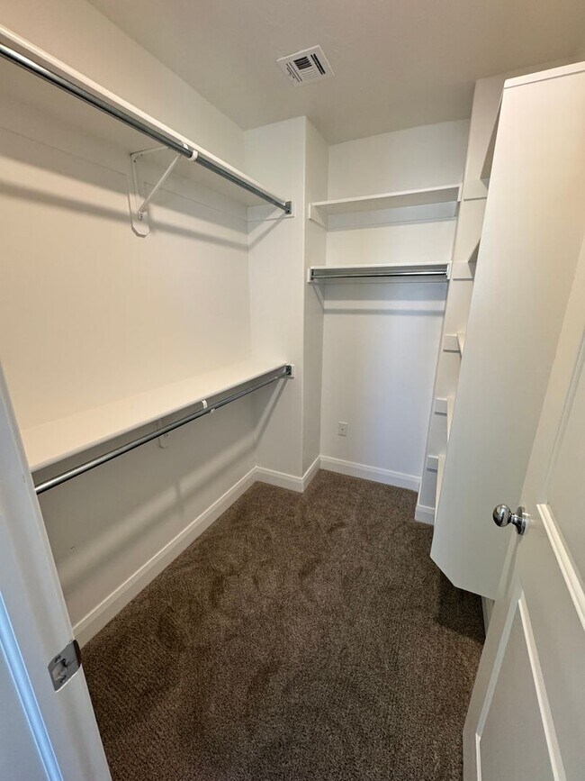 Building Photo - Pet Friendly!! Fresh and Clean!!  Ready to go!