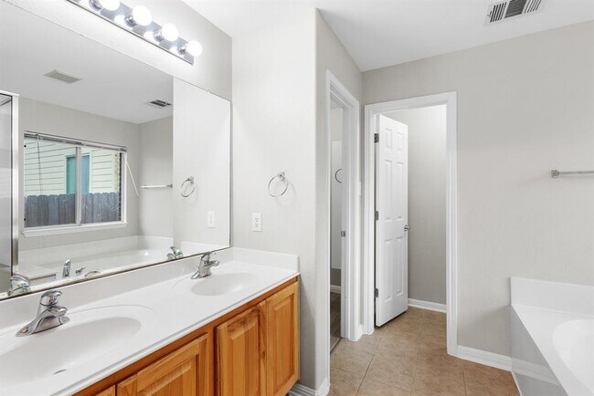 Building Photo - 2205 Speidel Dr