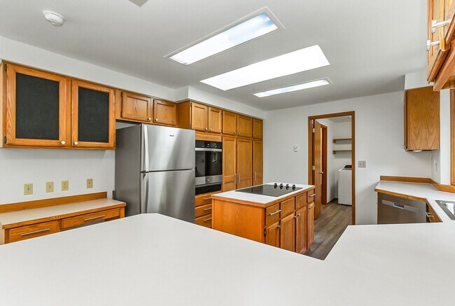 Building Photo - Home on Acreage with Mountain views