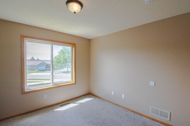 Building Photo - Spacious, freshly painted split entry home in NW Rochester!