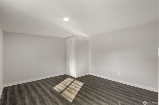 Building Photo - 5 Bedroom 2 Bathroom House with Large Lot