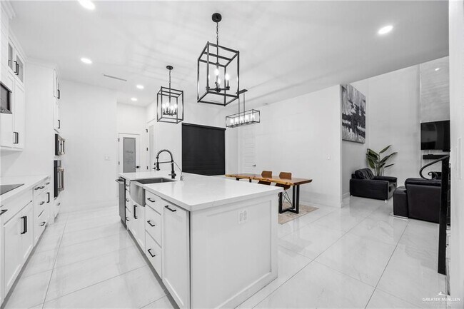 Building Photo - 1615 Lago Delton