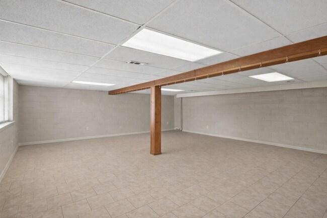 Building Photo - SUMMER SPECIAL! Beautiful 3 bedroom house on Bloomington's Eastside - Available Now!