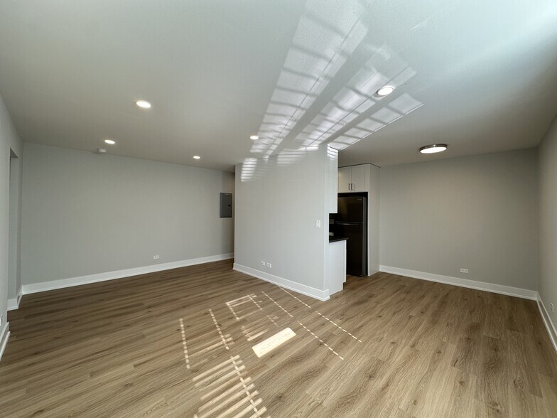 Building Photo - 535 W Aldine Ave