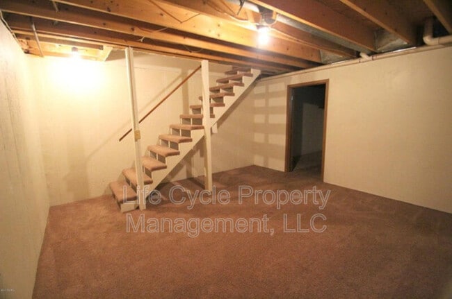 Building Photo - 922 Emerald Ave NE