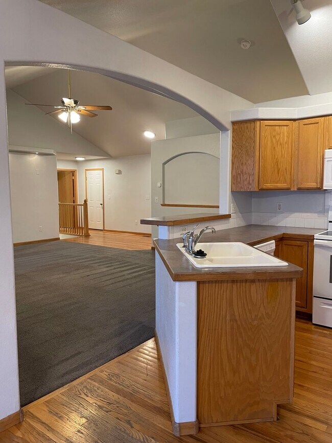 Building Photo - Spacious 4-Bedroom / 3-Bath Single Family Home in Windsor!