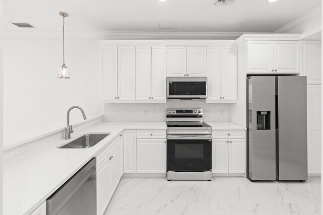 Building Photo - 47 SW Osceola St