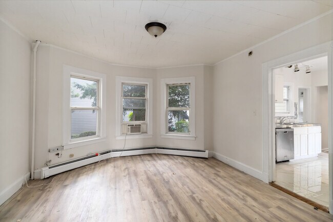 Building Photo - 76 Forest St