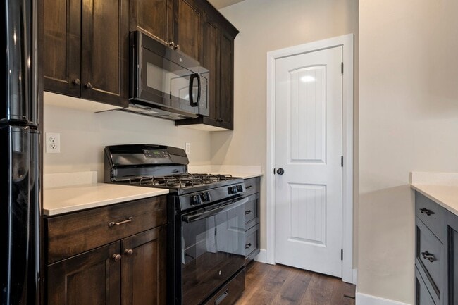 Building Photo - ** Move-In Bonus!** 3 Bed 2.5 Bath Townhom...