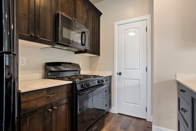 Building Photo - ** Move-In Bonus!** 3 Bed 2.5 Bath Townhome off Main Street