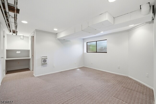 Building Photo - 15 Delbarton Ct