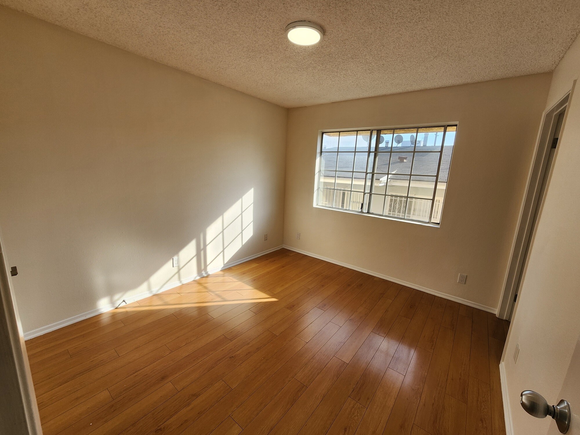 Building Photo - 1118 N Kenmore Ave
