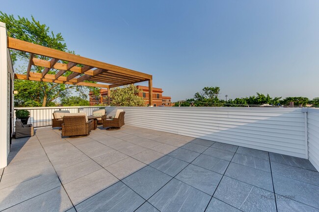 Building Photo - 1304 N Lawndale Ave