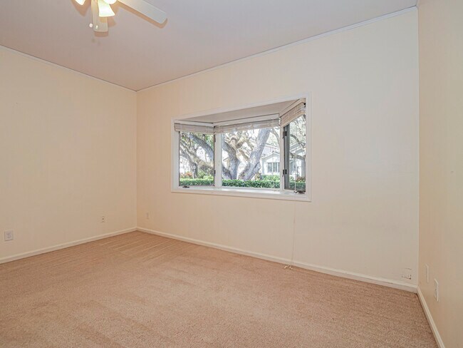 Building Photo - 131 Peppertree Dr