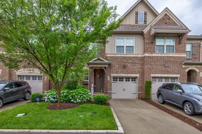 Building Photo - Hendersonville Townhome with Garage, Fireplace & Walk-In Closet