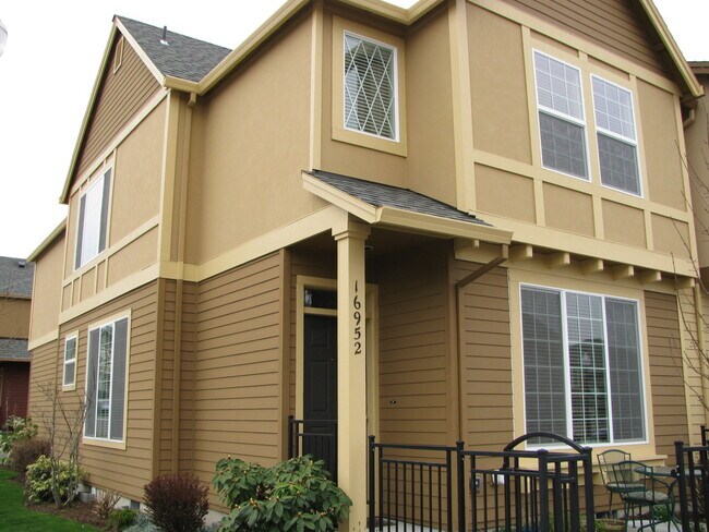 Building Photo - 1652 NW Shadow Hills Lane ~ Excellent Beth...