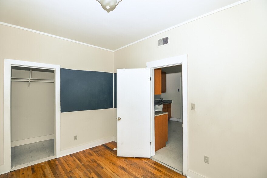 Building Photo - 951 N Hoyne Ave