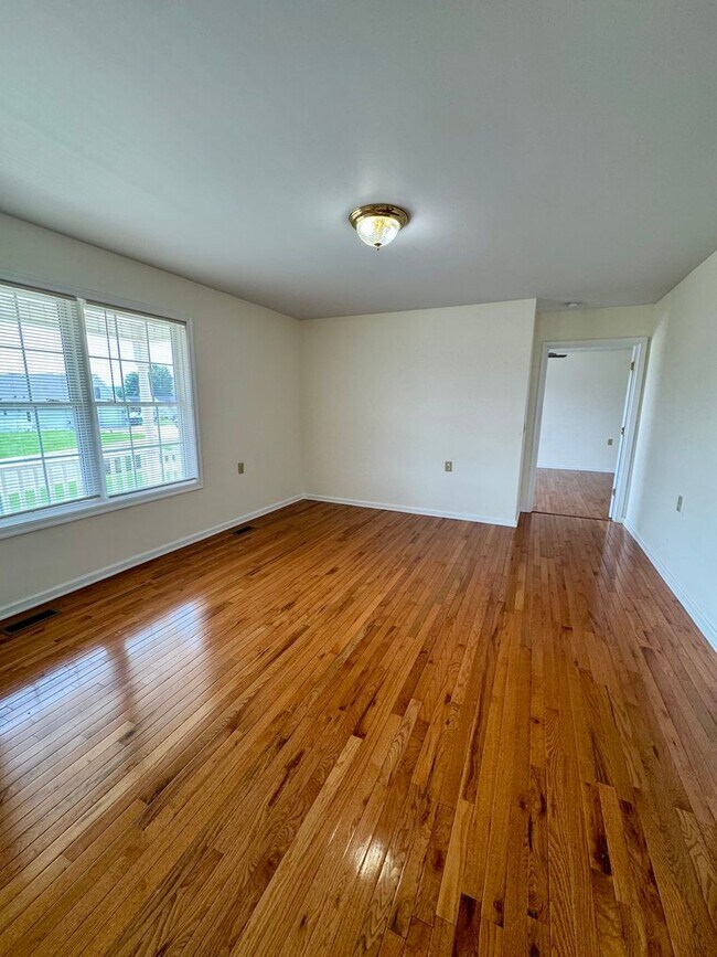 Building Photo - House for Rent in Broadway