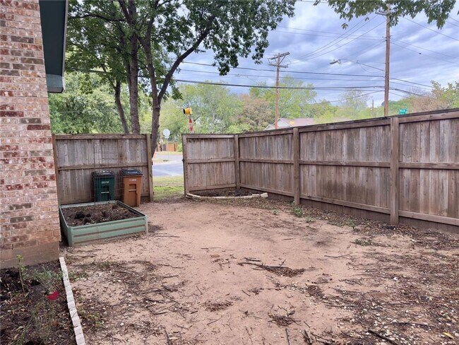 Building Photo - Duplex Blocks from Downtown and Town Lake