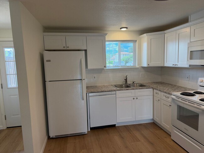 Building Photo - Updated 3 bedroom 1 bath duplex in Junction City!