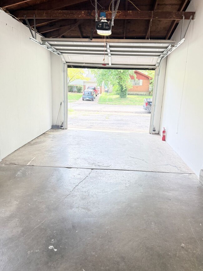 Building Photo - 667 Parkwood Dr