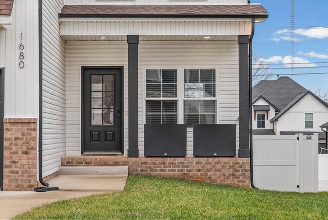 Building Photo - Pet Friendly Three Bedroom with Bonus!